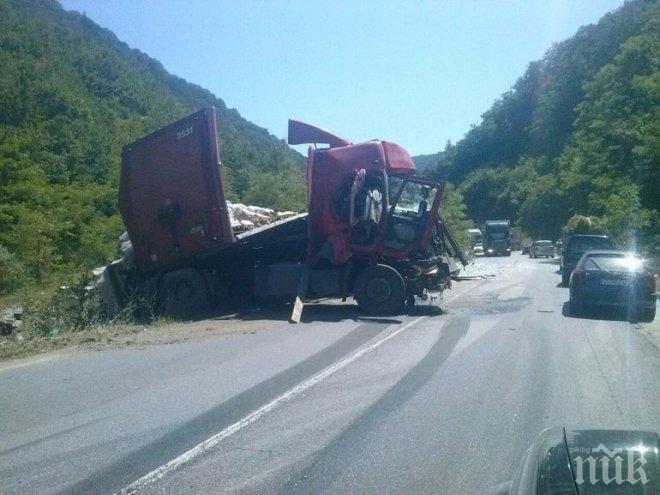 ВАЖНО! Камион задръсти пътя Шумен-Карнобат