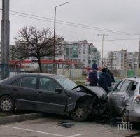 Тежка катастрофа във Варна! Три коли се помляха, ранен шофьор е в болница