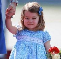Сладката принцеса Шарлот тръгна на детска градина (СНИМКИ)