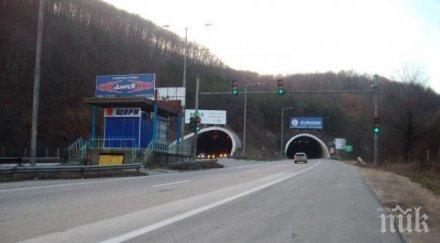 внимавайте две коли камион помляха верижна катастрофа тунела магистрала тракия