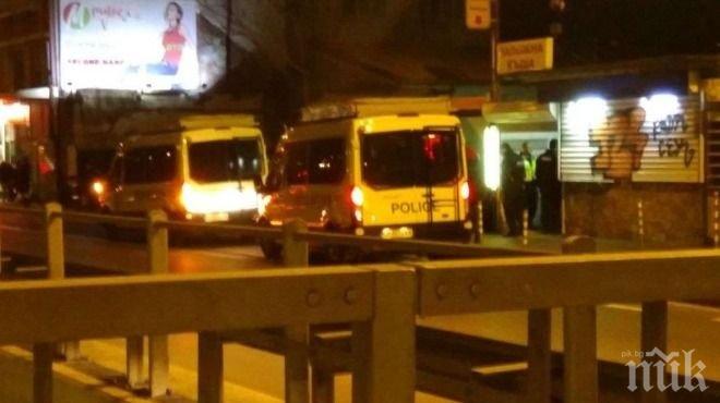 ИЗВЪНРЕДНО! Акция в София! Полиция проверява помещение на Лъвов мост (СНИМКИ)