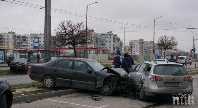 Тежка катастрофа във Варна! Три коли се помляха, ранен шофьор е в болница