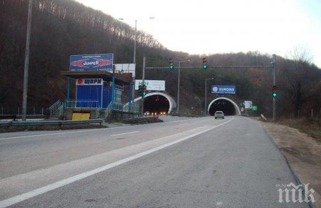 ВНИМАВАЙТЕ! Две коли и камион се помляха във верижна катастрофа при тунела на магистрала Тракия