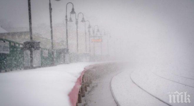 Снежна буря блокира 600 души във влак в Япония