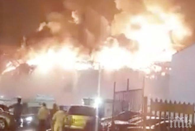 Огромен пожар в склад за картини в Лондон