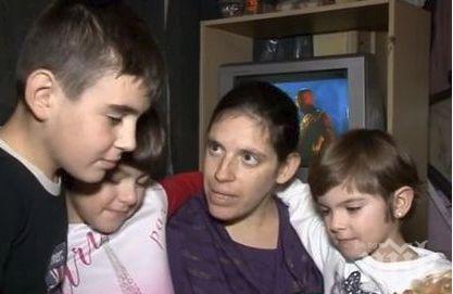 Запорираха сметките на майка с три деца