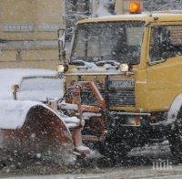 В СОФИЯ! 166 снегорини са на терен, 72 обработват пътните платна