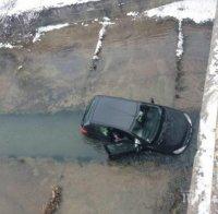 Кола излетя от мост в Стражица