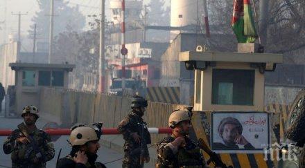 двама мъртви трима тежко ранени полицай откри огън свои колеги афганистан