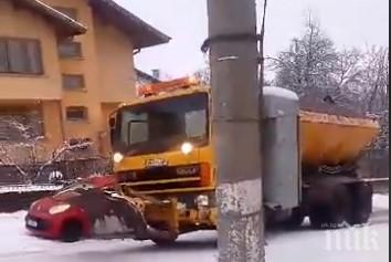 заради минусовите температури обработват основни улици заледяване столицата