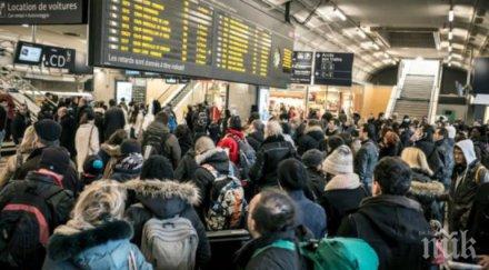 хулигани изпотрошиха пътнически влак лион