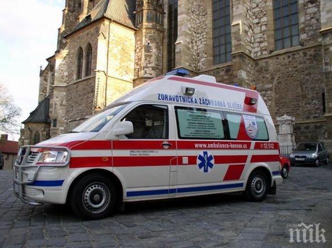 Жестока катастрофа между кола и автобус уби трима в Прага, 45 са ранени