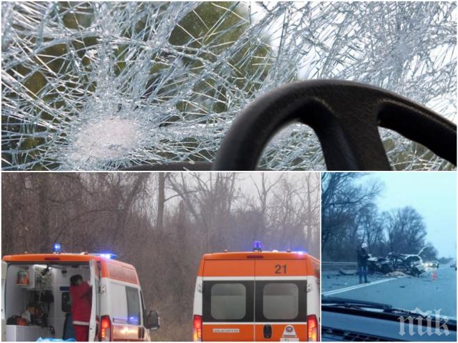 ИЗВЪНРЕДНО В ПИК! Шокиращи СНИМКИ от кървавото меле край Сливница! В автомобила ковчег имало и детска количка