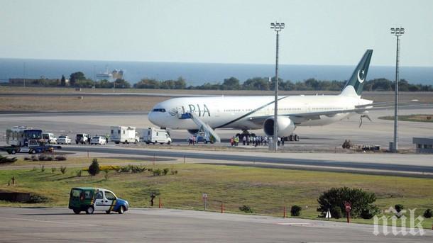 Самолет на Пегасус еърлайнс излезе от пистата при кацане на летище в Турция