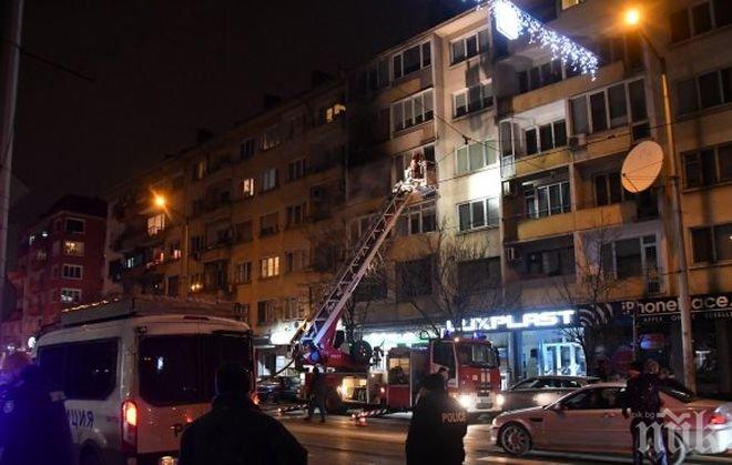 Трима души са с обгазяване след пожара в блок в София