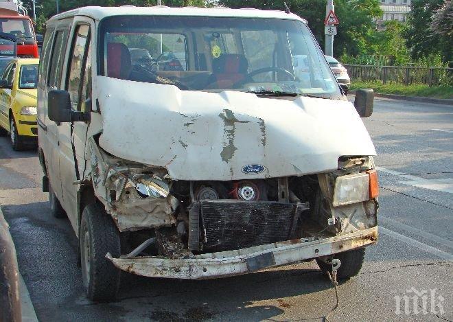 ОТ ПОСЛЕДНИТЕ МИНУТИ! Два микробуса се нанизаха на пътя Враца-Монтана