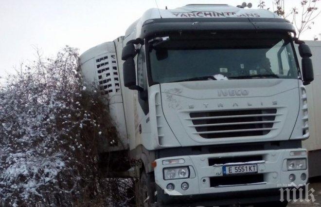 Леден капан в Северозапада! Тирове закъсаха, пътищата са пързалки