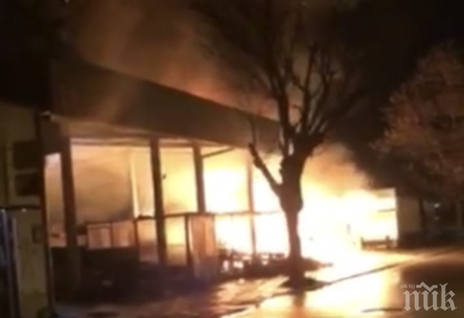 Подпалвачите на пазара в Пловдив изгорили и 12 автомобила (СНИМКА)