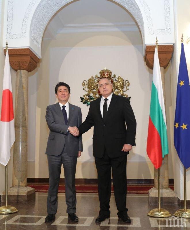 Историческо! Премиерът Борисов посрещна японския си колега (ВИДЕО/СНИМКИ)