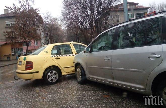 Инцидент! Такси и кола се удариха на бул. „Шести септември“ в Пловдив (СНИМКА)