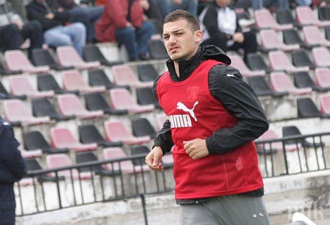 Бивш капитан на Локо (Пд) и пред подпис с моряците