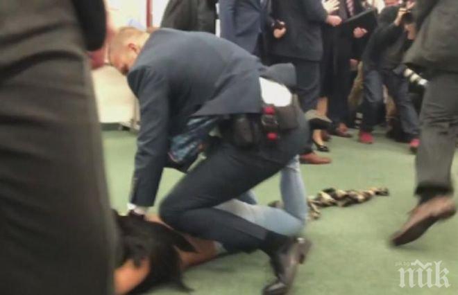 Полугола активистка от Фемен нападна чешкия президент