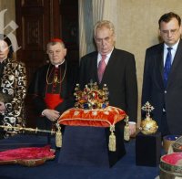 Президентът на Чехия се люлее пиян след прием в руското посолство (Видео)