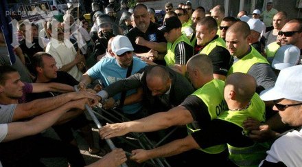 сблъсък полиция активисти слави бинев търново царевец затворен митинг герб