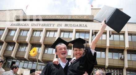 222 студенти получиха дипломите американския университет благоевград