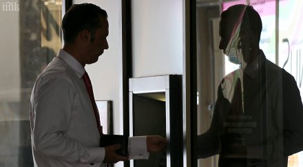 хакери източват милиони дебитни карти