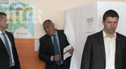 бодигардове пазят бойко тъмната стаичка