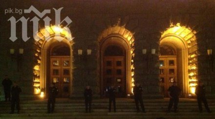 възмутените запалиха свещи входа цик