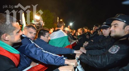 възмутени граждани атакуваха централният предизборен щаб яйца факли