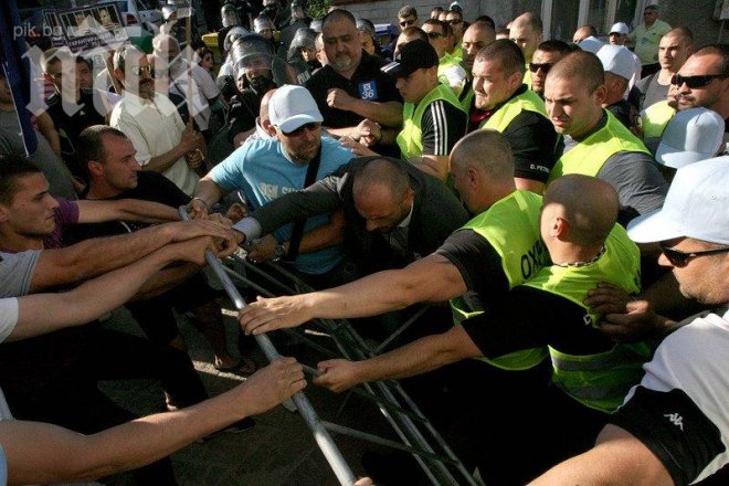 Сблъсък между полиция и активисти на Слави Бинев в Търново! Царевец затворен за митинг на ГЕРБ
