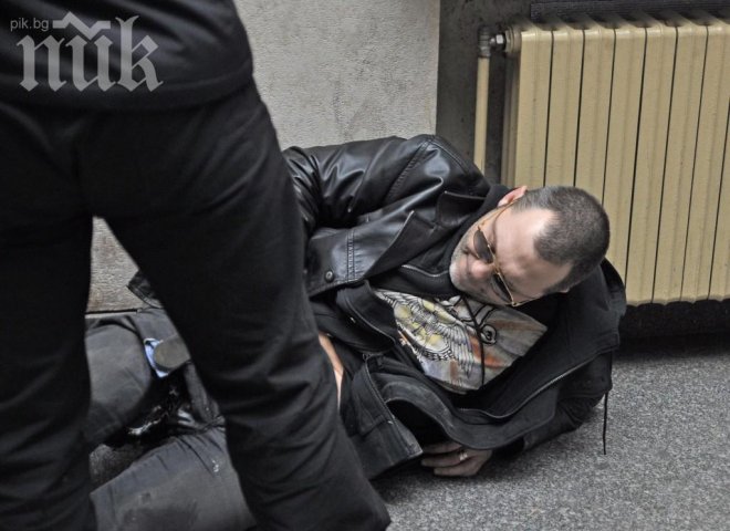 Баретата на легло у дома, пропуска заседание по делото