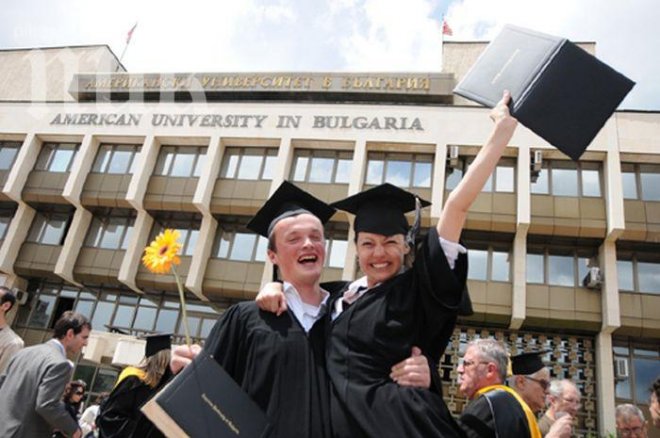 222 студенти получиха дипломите си в Американския университет в Благоевград