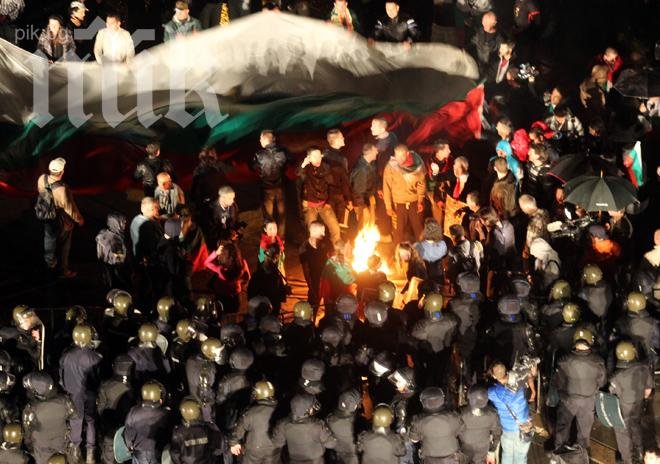 Протестиращите пред НДК: Няма да позволим на шайката мутри и мафиоти от ГЕРБ отново да ни управлява (Обновена)