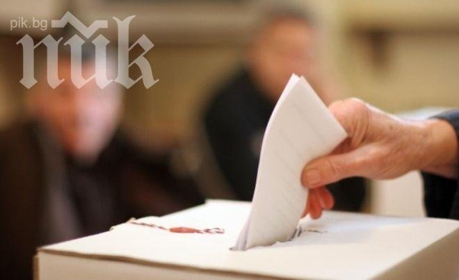 Членове на СИК в Пазарджишко се подписват върху бюлетините 