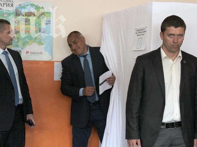 Бодигардове пазят Бойко и в тъмната стаичка