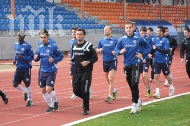 Етър се саморазпусна, губи служебно от Черноморец утре