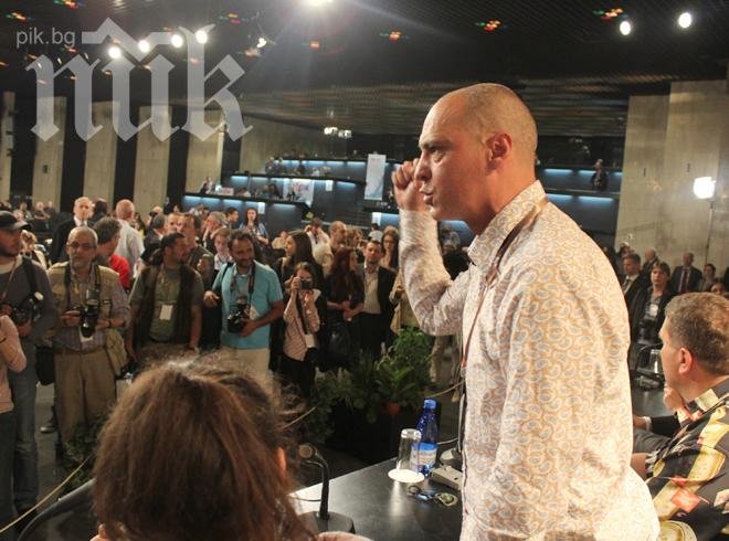 Протестиращи лидери превзеха залата за пресконференции в НДК! 