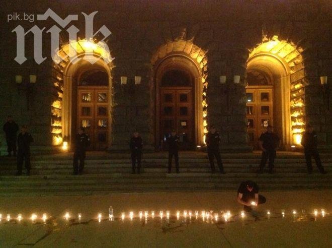 Възмутените запалиха свещи на входа на ЦИК