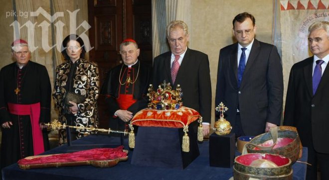 Президентът на Чехия се люлее пиян след прием в руското посолство (Видео)