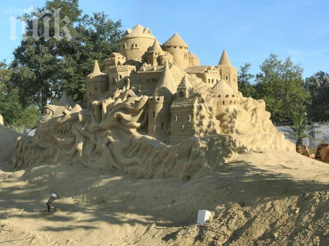 Лейди Гага и Куентин Тарантино прекарват цялото лято в Бургас