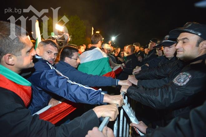 Възмутени граждани атакуваха Централният предизборен щаб с яйца и факли