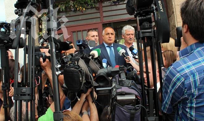 Борисов с охрана и агитка движи из Банкя