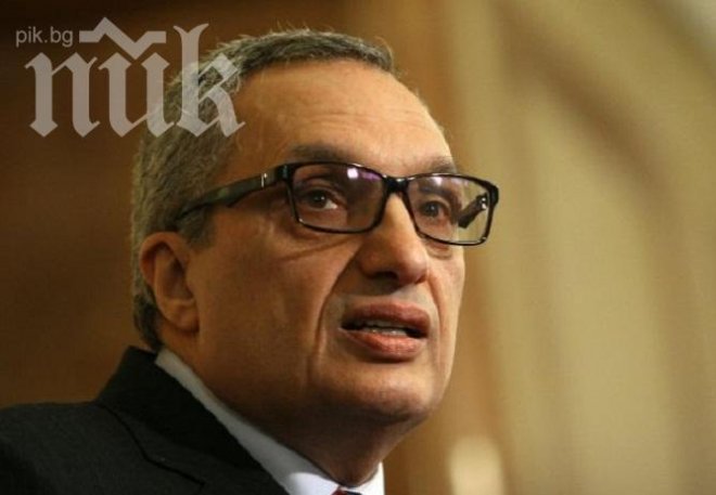 Първо в ПИК! Въоръжен с нож мъж заплаши Костов в дома му. Елена натиска паник-бутон