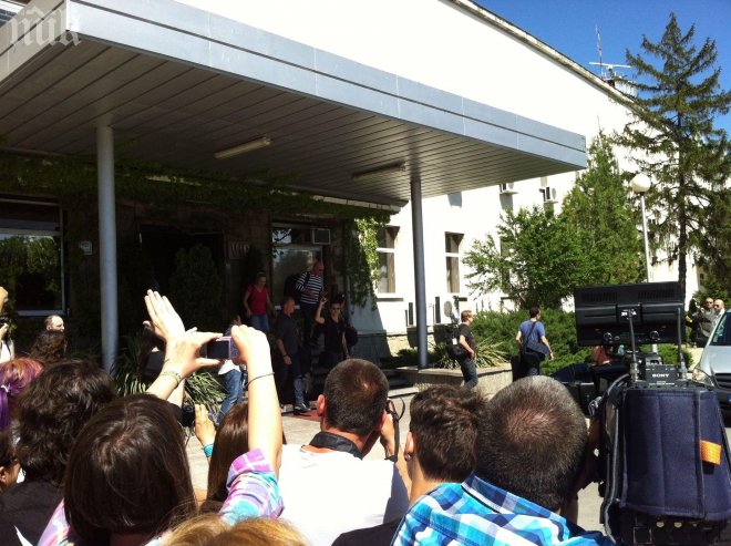 Депеш кацнаха! 30 000 българи пеят утре с тях