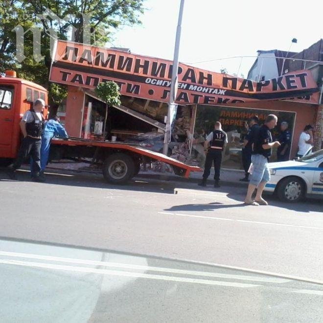 Кола влезе в магазин през витрината в София