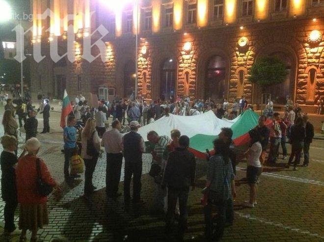 150 гневни от незаконните бюлетини скандират: Българийо, събуди се!